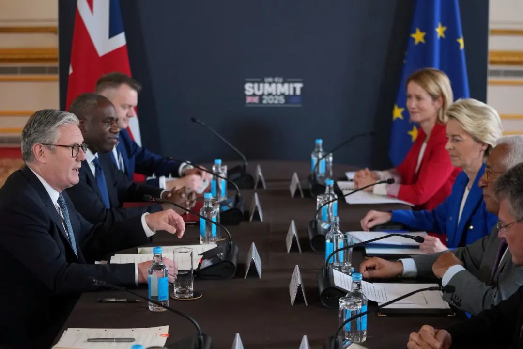 欧元EURUSD三重冲击!英欧复合、经济放缓、美债降级引爆连锁反应