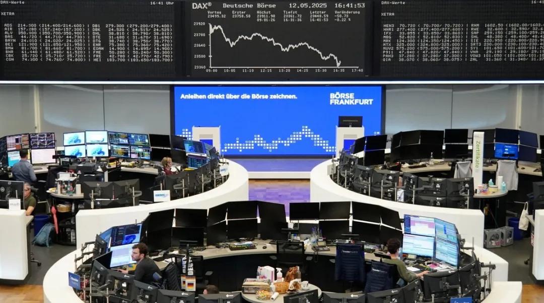 欧元EURUSD三重冲击!英欧复合、经济放缓、美债降级引爆连锁反应