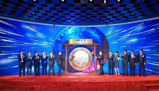 宁德时代，成功在香港上市，H股价格超过A股，市值1.4万亿，今年全球最大IPO！