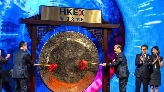 宁德时代，成功在香港上市，H股价格超过A股，市值1.4万亿，今年全球最大IPO！