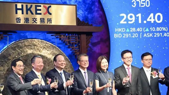 宁德时代，成功在香港上市，H股价格超过A股，市值1.4万亿，今年全球最大IPO！