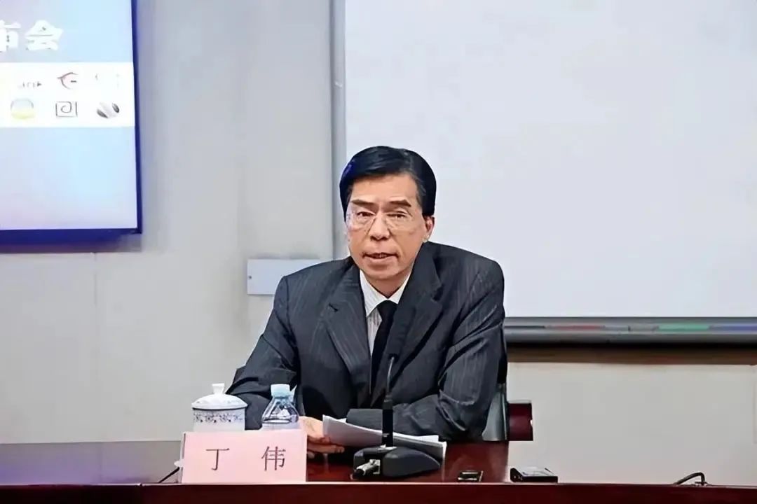 以权谋私，受贿数额巨大，招行原副行长被提起公诉