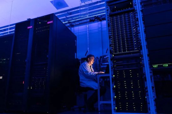 24/25财年净利大增四成！联想集团「AI十年」迎来开门红