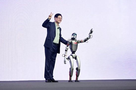 24/25财年净利大增四成！联想集团「AI十年」迎来开门红