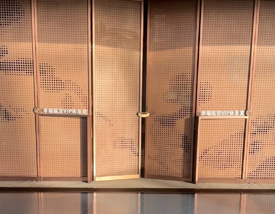 再停航5个月! 幸福航空急盼接盘侠:员工低薪、债务缠身,牌照成“护身符”? | BUG