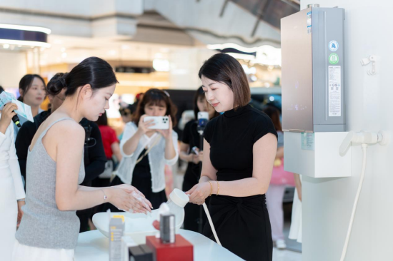 古城邂逅活水美肌:华帝快闪活动揭秘“以水养肤”黑科技