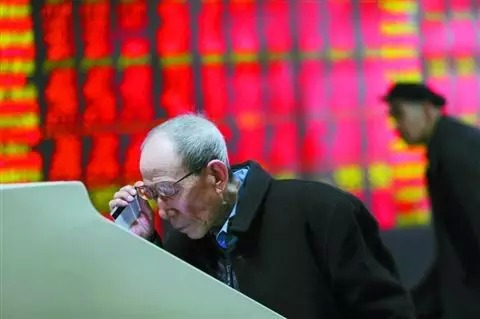 如何认识A股跟跌不跟涨的现象？这种现象背后的原因是什么？
