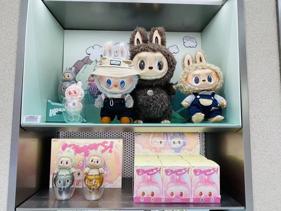 现象级曝光！蕾哈娜、贝克汉姆等明星纷纷“带货”！Labubu冲破关税打压，在美国卖断货→