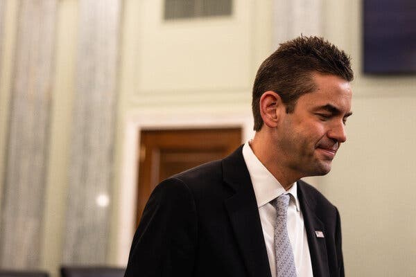 美媒爆:因曾向民主党人捐款,特朗普撤回马斯克盟友出任NASA局长提名