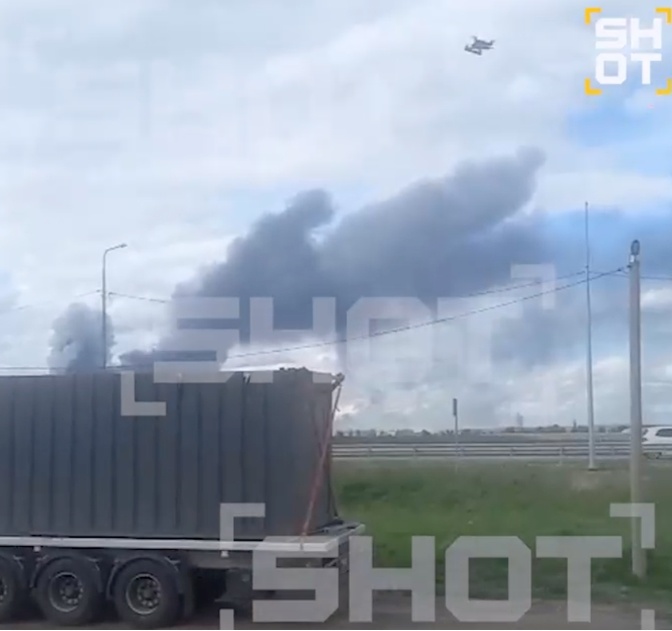 画面流出！俄媒：俄民众爬上卡车顶部，试图用石头阻止乌无人机起飞