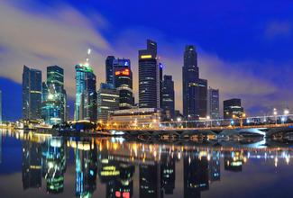 如何确定期权的上限价格？上限价格受哪些因素制约？