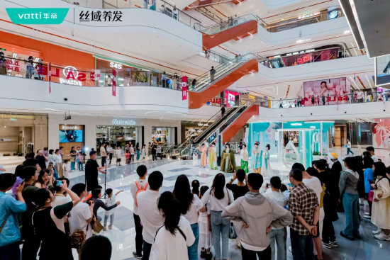 沐浴、护肤一步到位,你和白富美之间只差一台华帝美肌浴热水器