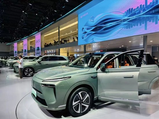 吉利新能源占比59%反超燃油车,比亚迪月销38万领跑……车企最新“销量榜”来了