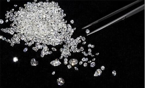 如何分析不同投资领域的表现？这些表现对投资策略有何意义？