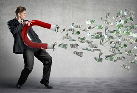 如何分析期权交易隐波的特性与影响？这些影响对交易策略有何改变？