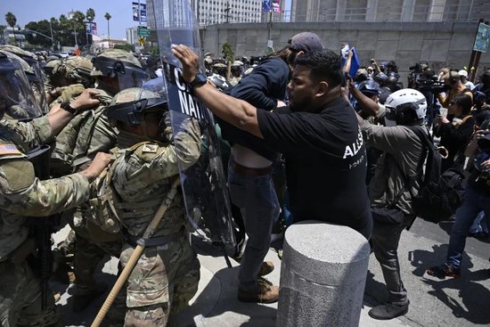 特朗普下令：“解放洛杉矶！”