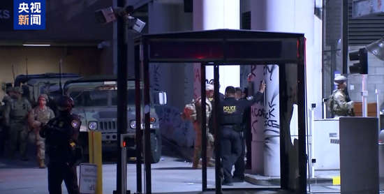 警方开枪！洛杉矶乱了，催泪瓦斯、震爆弹和橡皮子弹齐发，新华社记者也被击中！特朗普强硬表态：解放洛杉矶