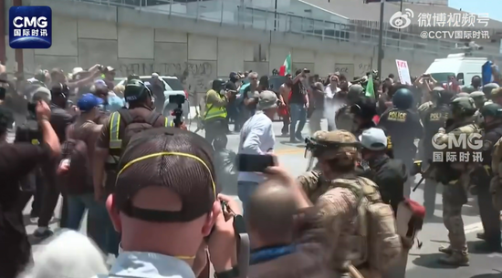 警方开枪！洛杉矶乱了，催泪瓦斯、震爆弹和橡皮子弹齐发，新华社记者也被击中！特朗普强硬表态：解放洛杉矶