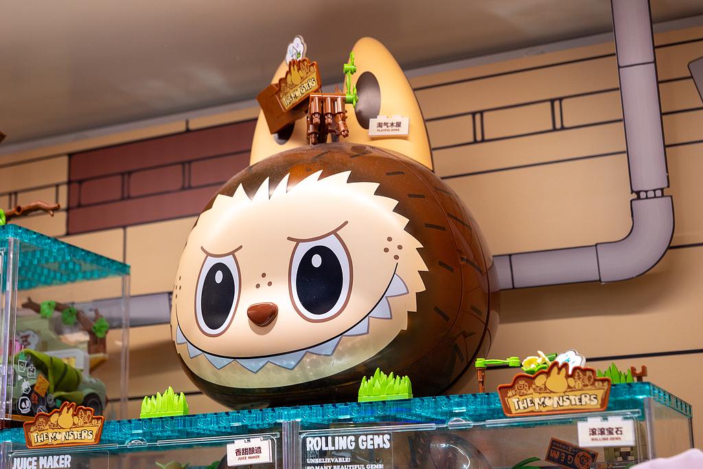 泡泡玛特股价创新高!一娃难求的Labubu捧出河南新首富