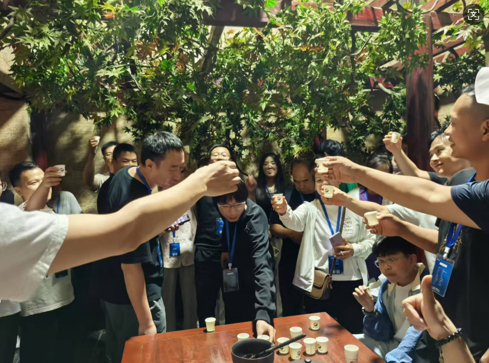 宇通重工特种装备事业部一行走进赊店酒乡小镇