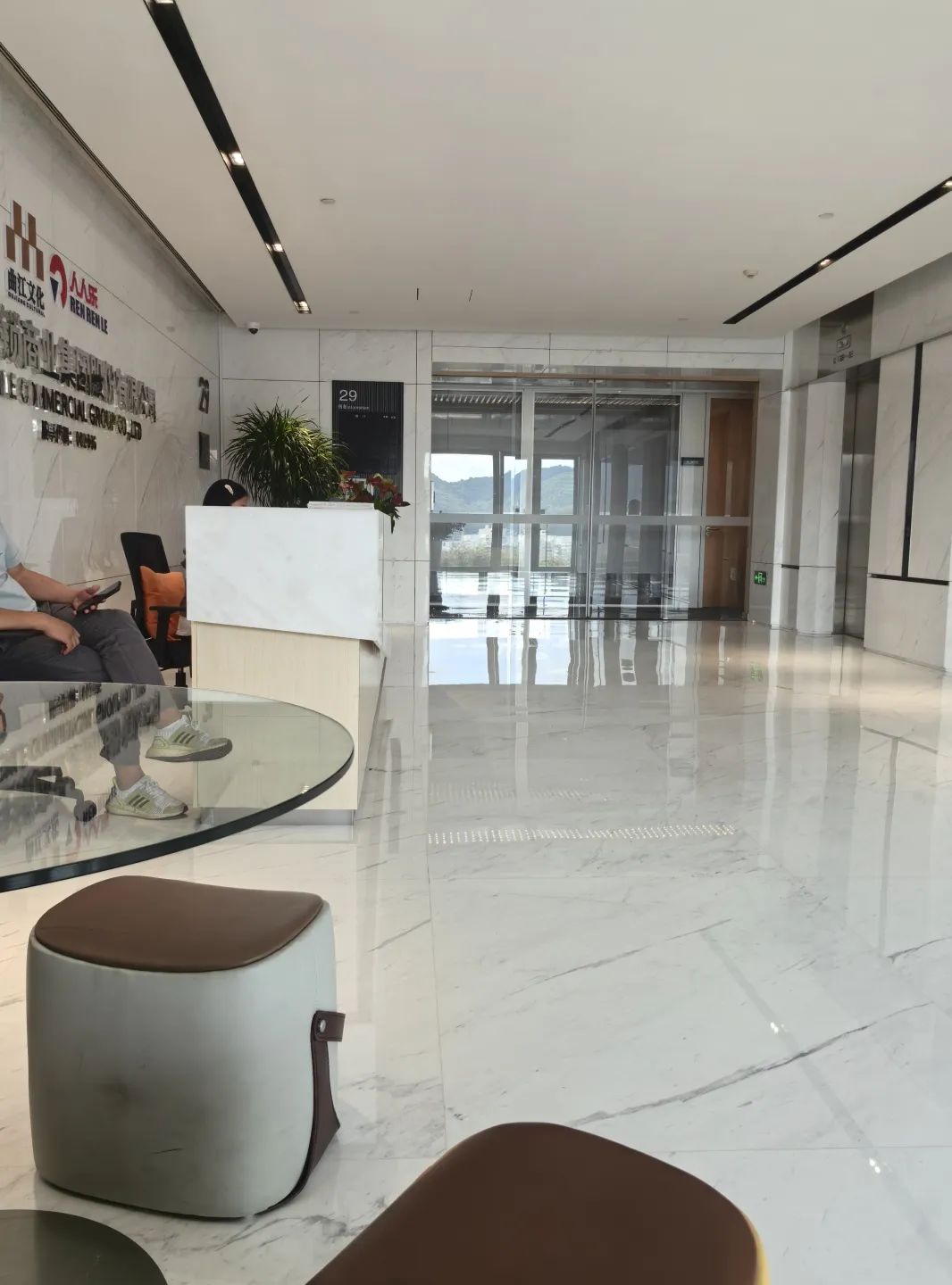 关店百家，“民营超市第一股”人人乐将退市！现场实探：员工正常办公