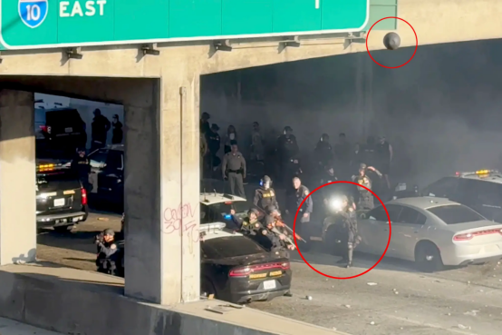 洛杉矶骚乱中，美媒摄影记者被橡皮子弹击中头部，并记录下这“恐怖一刻”