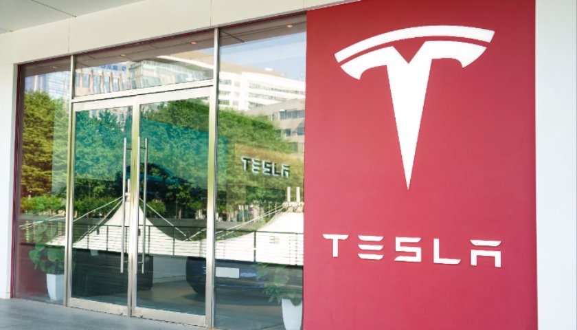 特斯拉首辆全自动驾驶汽车将交付，其Robotaxi暂定本月开启载客