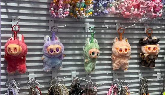 Labubu的假货产业链:秘密全球发货,工厂谁也不能来看