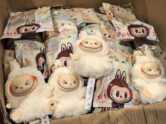 Labubu的假货产业链:秘密全球发货,工厂谁也不能来看