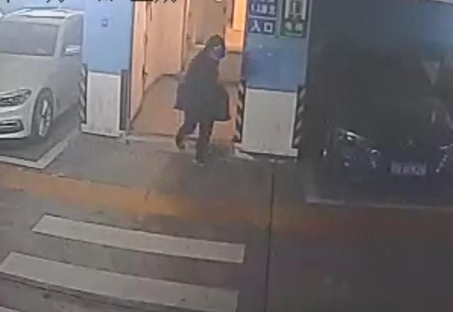 制作套牌潜入小区车库,两名男子偷茅台酒被抓获