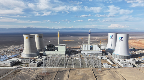 我国首个“沙戈荒”新能源外送基地首批机组投产发电