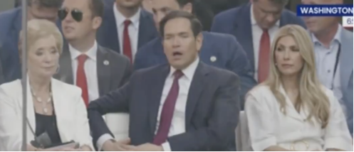 美媒报道美阅兵式现场：因天气原因被迫提前，现场人群稀疏，美国务卿还被拍到打哈欠