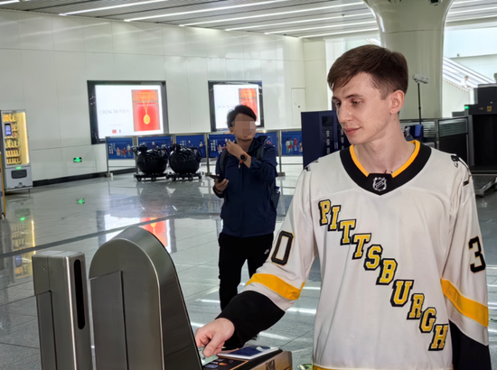 全球首次！北京地铁支持“五大卡”拍卡过闸