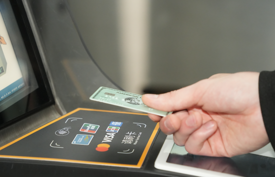 全球首次！北京地铁支持“五大卡”拍卡过闸