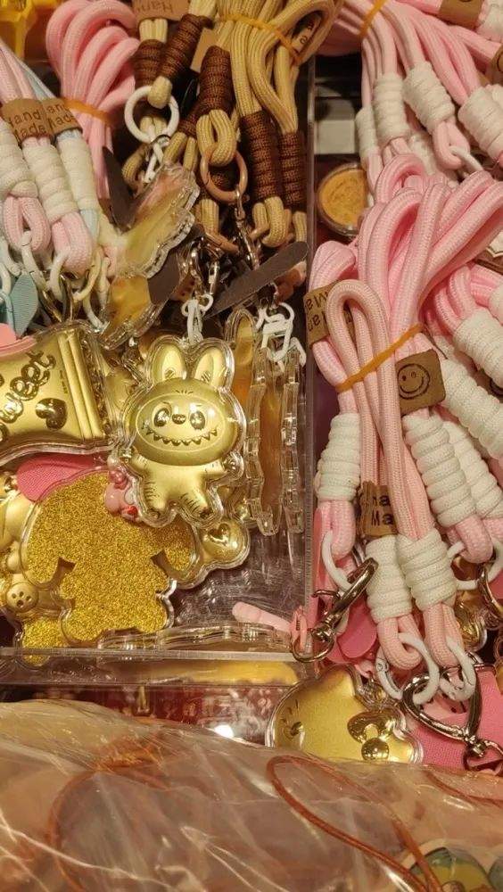 黄金版“Labubu”？记者实探→
