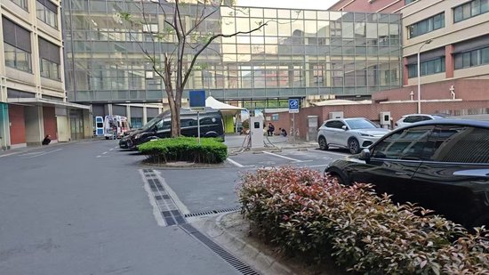 八百公里收费2.8万元且无收据,江西公立医院医生帮联系民营救护车遭质疑