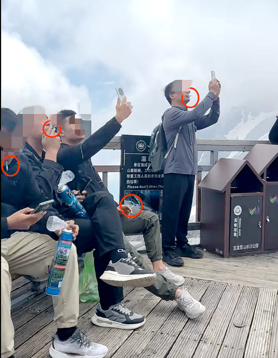 玉龙雪山4500米观景平台上几名男游客边吸氧边抽烟,景区回应:将加强劝导