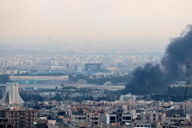 出城拥堵,加油限额,通讯不畅……听在伊中国人讲述在战火下撤离伊朗