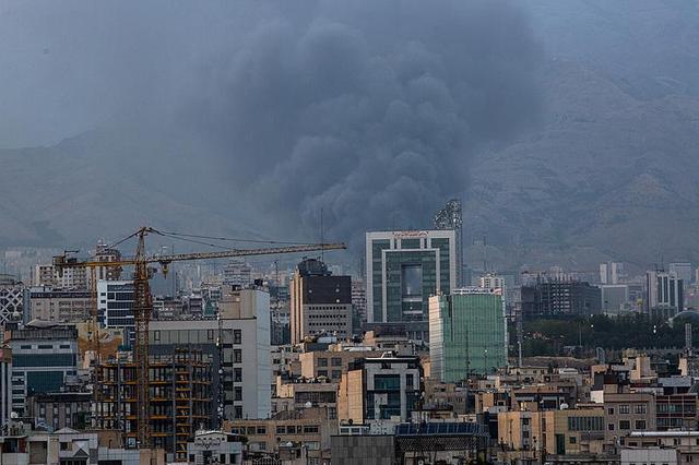 出城拥堵,加油限额,通讯不畅……听在伊中国人讲述在战火下撤离伊朗