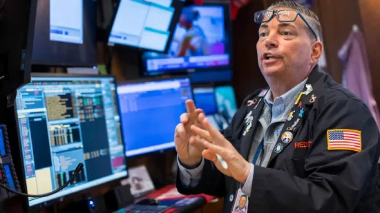 午盘：美股小幅下跌 市场关注中东局势与零售数据