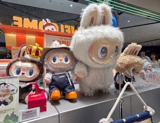 太突然,泡泡玛特开盘跌超6%!Labubu3.0首次线上预售,黄牛价大跳水!网友:那我高价收的算什么?