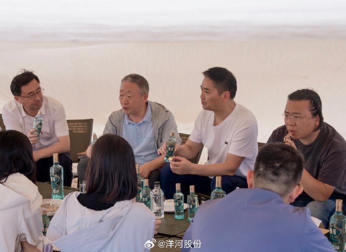 洋河张联东与刘强东在沙漠欢聚,专门为京东推出定制光瓶酒