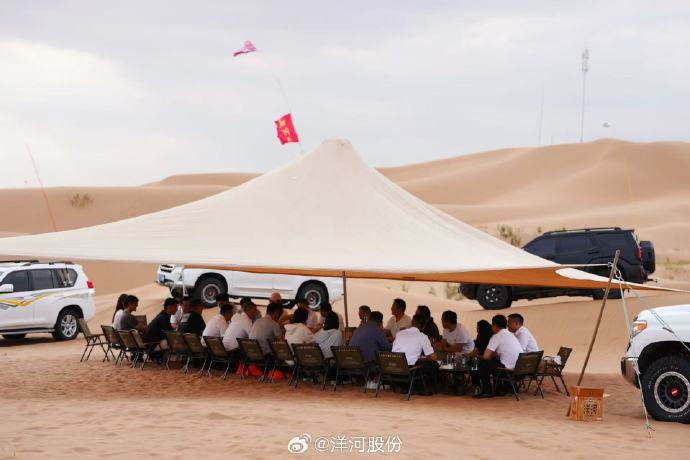 洋河张联东与刘强东在沙漠欢聚,专门为京东推出定制光瓶酒