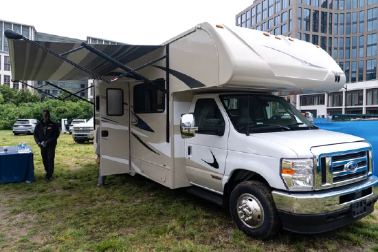 露营车制造商温尼贝戈因下调业绩展望下跌近3%