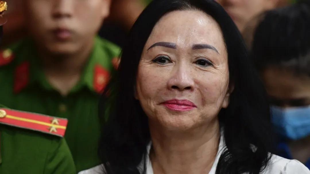 68岁越南女首富张美兰将由死刑改判终身监禁,之前被控诈骗270亿美元,律师:她非常高兴