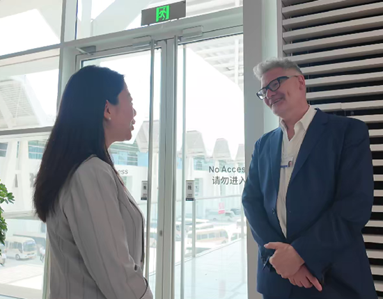 著名经济史学家亚当·图兹：中国的绿色能源转型已是“当下进行时”