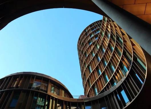 如何评估特定物业并知晓其特性？评估过程中有什么需要特别关注的？