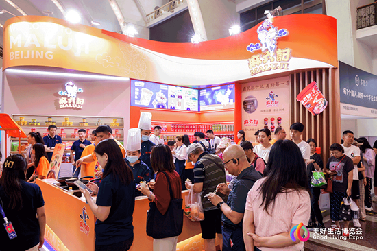 汪小菲试吃,安慕希跨界……在好博会,逛着逛着就吃饱了