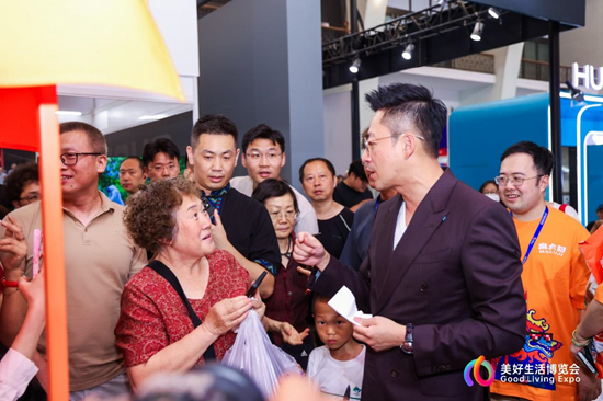 汪小菲试吃,安慕希跨界……在好博会,逛着逛着就吃饱了