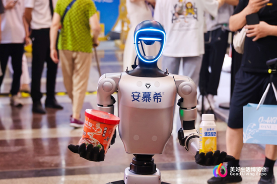 汪小菲试吃,安慕希跨界……在好博会,逛着逛着就吃饱了